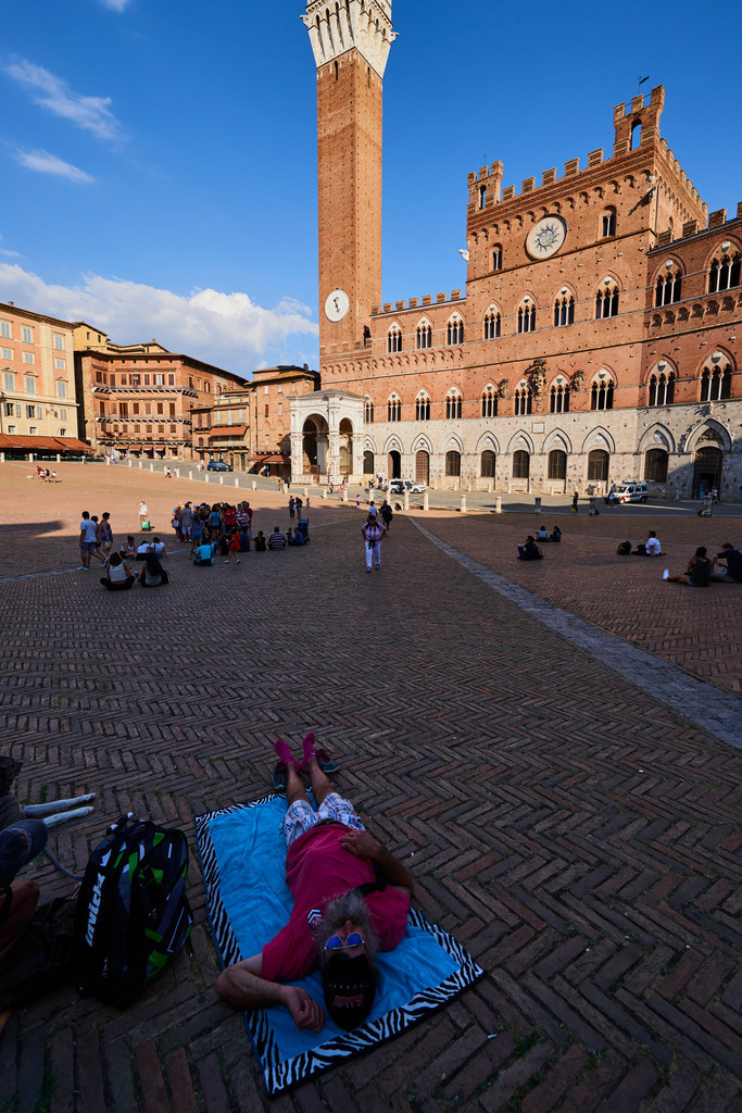 Torre del Mangia am Piazza del Campo spiegelt sich in Brille | Siena, Italien - September 01, 2016: Torre del Mangia am Piazza del Campo spiegelt sich in Brille. - Realisiert mit Pictrs.com