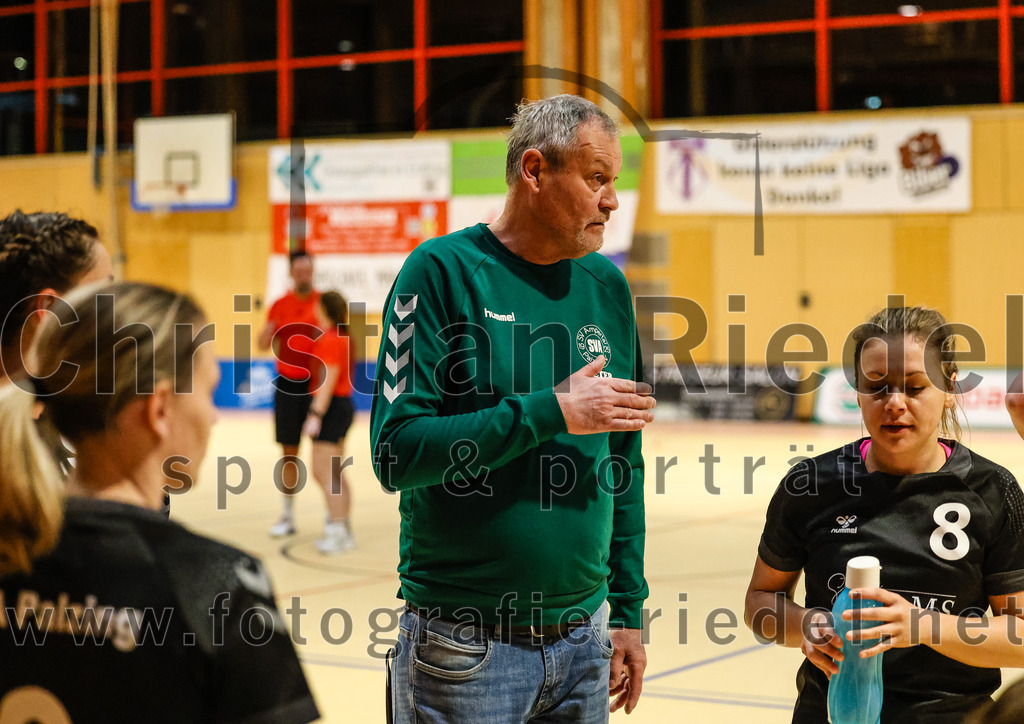 2024-02-10_075_SpVgg_Altenerding_gegen_SVA_Palzing | Erding, Deutschland, 10.02.2024:
Handball, Bezirksoberliga Frauen Altbayern 2023 / 2024, 14. Spieltag, SpVgg Altenerding gegen SVA Palzing, Endergebnis: 27:28

Trainer Peter Mesiarik (SVA Palzing), Franziska Rommel (SVA Palzing, #8)

Foto: Christian Riedel / fotografie-riedel.net