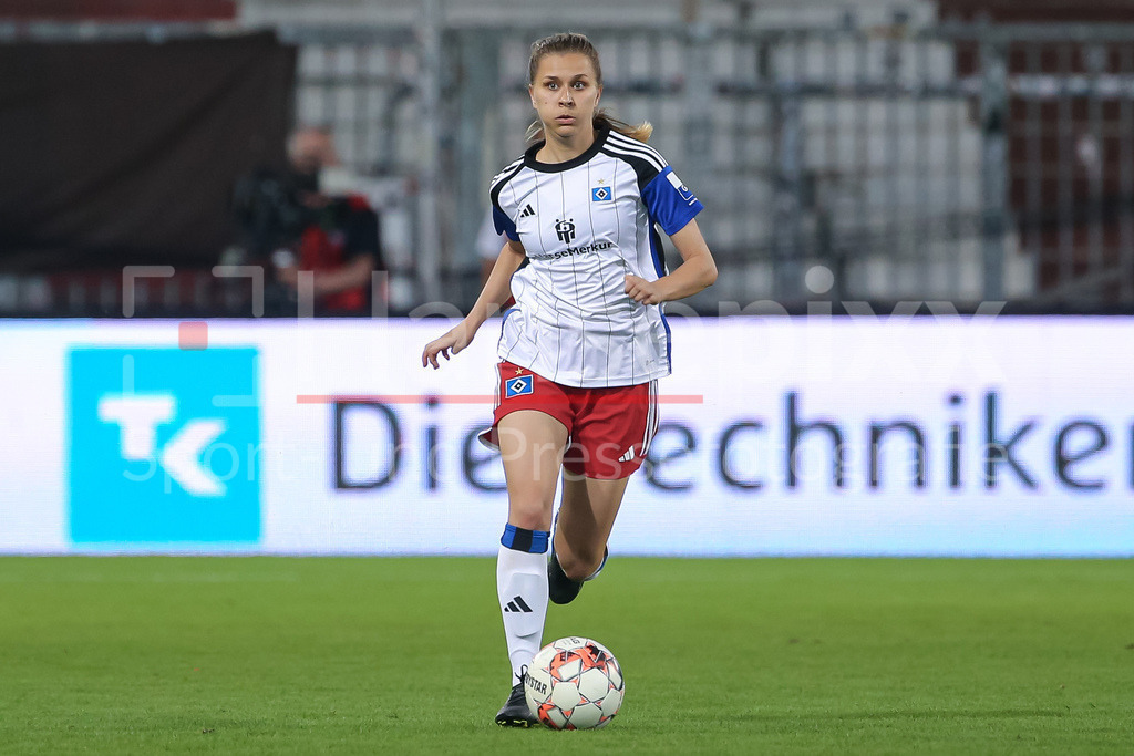 Fussball, DFB-Pokal Frauen, FC St. Pauli - Hamburger SV | v.li.: Jana Braun (Hamburger SV, 15) Freisteller, Einzelbild, Ganzkörper, Aktion, Action, Spielszene, DIE DFB-RICHTLINIEN UNTERSAGEN JEGLICHE NUTZUNG VON FOTOS ALS SEQUENZBILDER UND/ODER VIDEOÄHNLICHE FOTOSTRECKEN. DFB REGULATIONS PROHIBIT ANY USE OF PHOTOGRAPHS AS IMAGE SEQUENCES AND/OR QUASI-VIDEO.