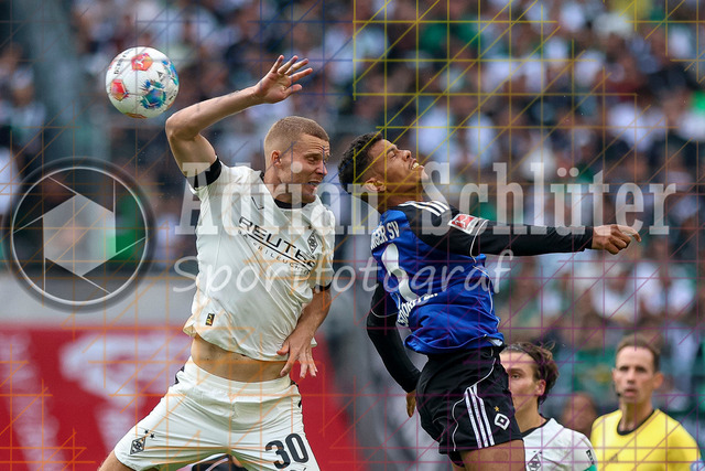 Borussia Mönchengladbach vs Hamburger SV - Bundesliga  | Mönchengladbach, Deutschland, 24.08.25:   Nico Elvedi (Borussia Mönchengladbach) und Ransford Königsdörffer (Hamburger SV) im Kampf um den Ball waehrend des Spiels der Bundesliga zwischen Borussia Mönchengladbach vs Hamburger SV im Stadion im Borussia Park(Foto von Brauer-Fotoagentur / Adrian Schlueter)
