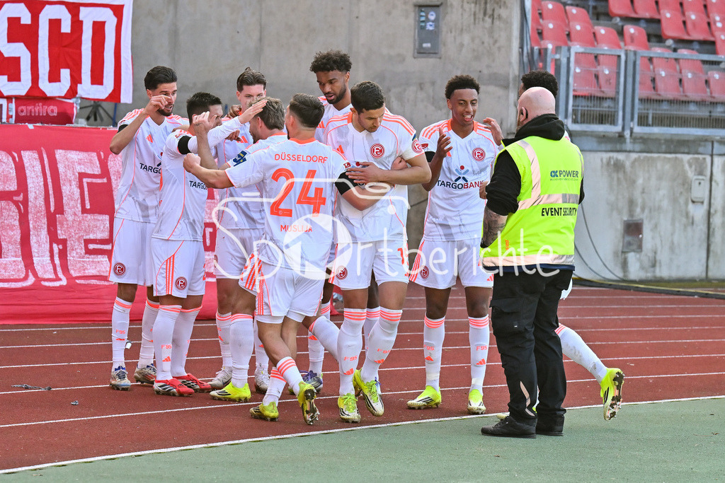 1. FC Nürnberg - Fortuna Düsseldorf | NUREMBERG, GERMANY - 07. MARCH:  Jubel der Düsseldorfer nach dem Treffer zum 0-1 durch Shinta APPELKAMP (Fortuna Düsseldorf 23) / während dem Match zwischen dem 1. FC Nürnberg und Fortuna Düsseldorf am 25. Spieltag der 2. Bundesliga im Max Morlock Stadion / DFL REGULATIONS PROHIBIT ANY USE OF PHOTOGRAPHS AS IMAGE SEQUENCES AND/OR QUASI-VIDEO