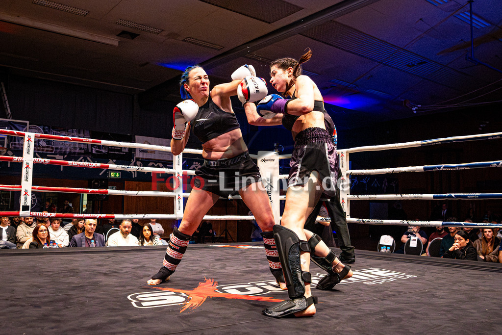 Alexandra Pasztor (Kickboxen Tutzing - blau) gegen Natascha Stark (MFA Penz - rot) | MFA Fight Night Lowkick bis 65kg Kampf 12, Alexandra Pasztor (Kickboxen Tutzing - blau) gegen Natascha Stark (MFA Penz - rot), 20251108,,2025-11-08 in Penzberg (Wellenberghalle Penzberg), Copyright: WolfgangxLindner www.foto-lindner.de
