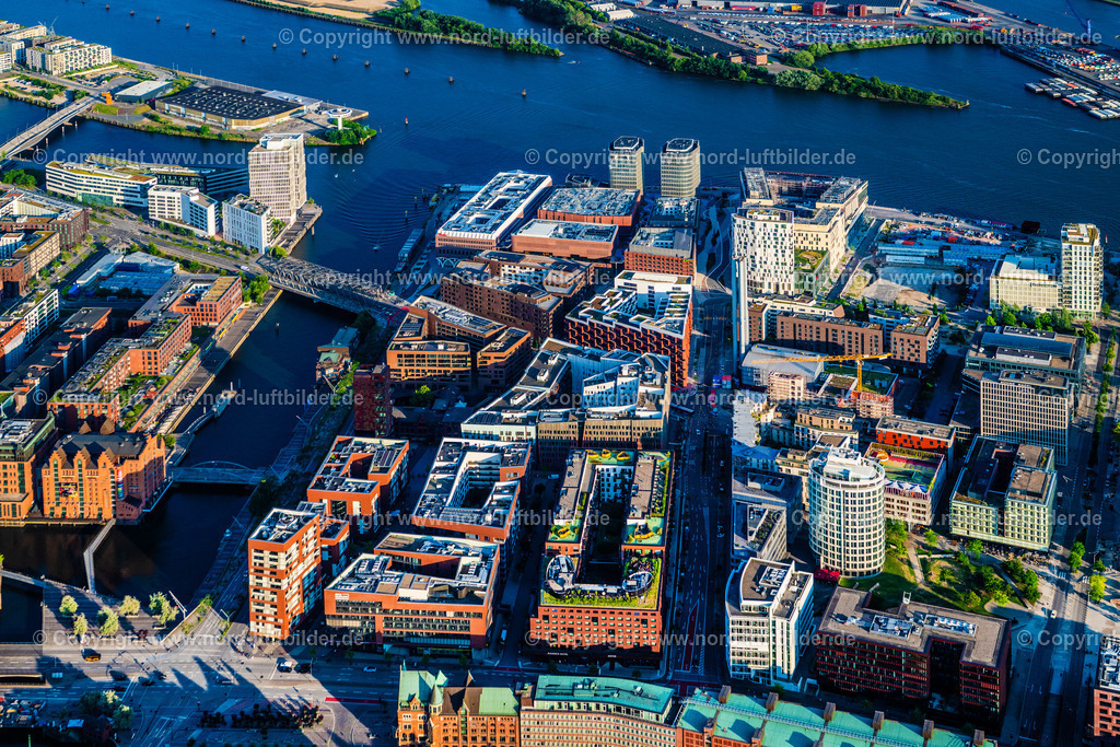 Hamburg_Hafencity_Berseeboulevard_ELS_8912160625 | HAMBURG 16.06.2025 Baustelle zum Neubau des Gebäudekomplexes des Einkaufszentrum am Überseequartier am Chicagokai - Osakaallee "Westfield" im Bereich des ehemaligen Grasbrooks im Ortsteil Hafencity in Hamburg, Deutschland. Weiterführende Informationen bei: CHRISTIAN DE PORTZAMPARC,  Depenbrock Bau GmbH & Co. KG,  F + Z Baugesellschaft, Zweigniederlassung der Hecker Bau GmbH & Co. KG,  Stump-Franki Spezialtiefbau GmbH,  Unibail-Rodamco Germany GmbH,  Unibail-Rodamco ÜSQ Süd Quartiersmanagement GmbH. // Construction site for the new building complex of the shopping center at Ueberseequartier at Chicagokai - Osakaallee in the area of the former Grasbrooks in the Hafencity district in Hamburg, Germany. Further information at: CHRISTIAN DE PORTZAMPARC,  Depenbrock Bau GmbH & Co. KG,  F + Z Baugesellschaft, Zweigniederlassung der Hecker Bau GmbH & Co. KG,  Stump-Franki Spezialtiefbau GmbH,  Unibail-Rodamco Germany GmbH,  Unibail-Rodamco UeSQ Sued Quartiersmanagement GmbH. Foto: Martin Elsen