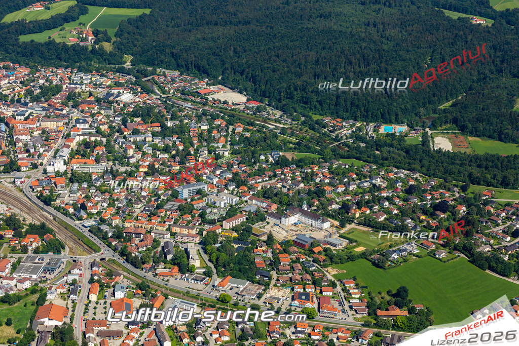 Aktuelles Luftbild von Empfing Traunstein - Die Luftaufnahme wurde 2022 mittels UL-Flugzeug erstellt ( keine Drohne ) - hochauflösende Kamera-Systeme von  Canon -Beste Qualität - Für grossformatige Ausdrucke geeignet. Die Geschenkidee !