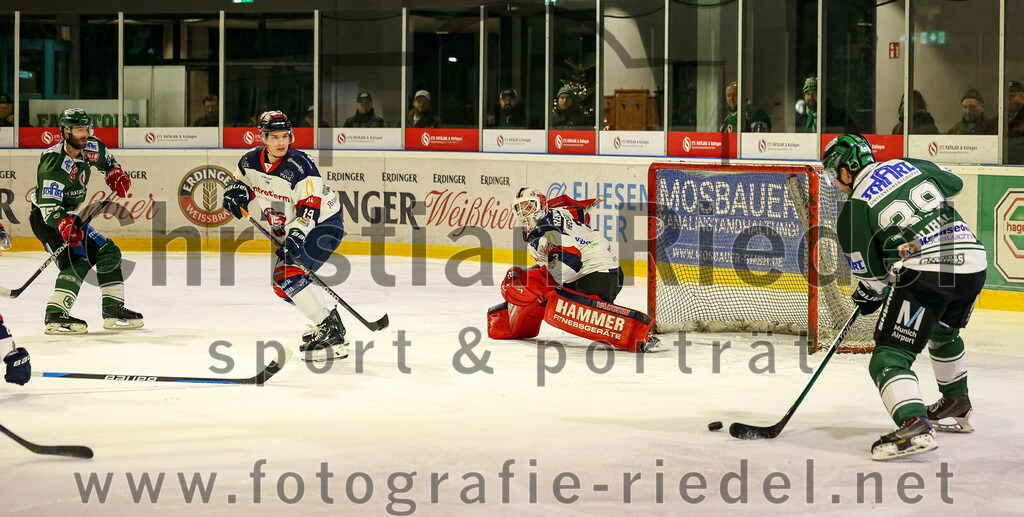2024-01-05_119_TSV_Erding_gegen_VfE_Ulm-Neu-Ulm | Erding, Deutschland, 05.01.2024:
Eishockey, Bayernliga Vorrunde 2023 / 2024, 22. Spieltag, TSV Erding gegen VfE Ulm/Neu-Ulm, Endergebnis: 7:6

Robin Prätz (VfE Ulm/Neu-Ulm e. V., #19), Torwart David Heckenberger (VfE Ulm/Neu-Ulm e. V., #3), Thomas Plihal (Erding Gladiators, #39)

Foto: Christian Riedel / fotografie-riedel.net