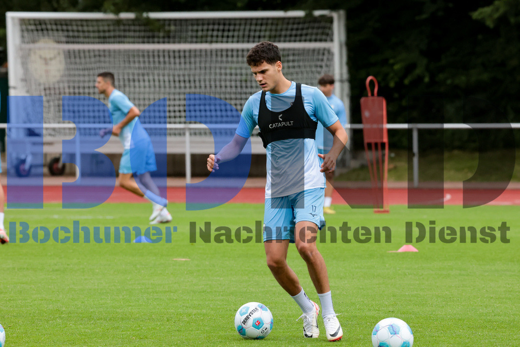 1. Fussball Bundesliga:  Trainingsauftakt VfL Bochum 1848 {date} -  | {headline}(Foto: Sebastian Sendlak / BOND)DFL regulations prohibit any use of photographs as image sequences and/or quasi-videos. - Realisiert mit Pictrs.com