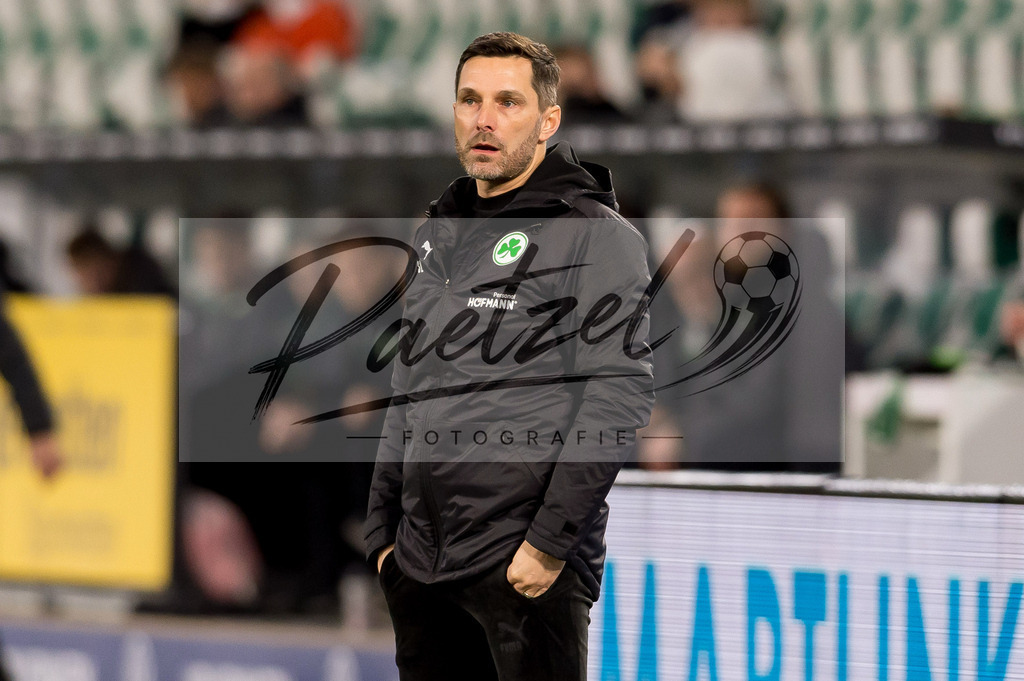 WOBFUE20220206_020 | Fussball, Herren: Trainer Stefan Leitl (SpVgg Greuther Fuerth) schaut bei dem Spiel der 1. Bundesliga zwischen VfL Wolfsburg und SpVgg Greuther Fuerth in der Volkswagen Arena am 06.02.2022 in Wolfsburg, Deutschland.DFB / DFL REGULATIONS PROHIBIT ANY USE OF PHOTOGRAPHS AS IMAGE SEQUENCES AND/OR QUASI-VIDEO. - Realisiert mit Pictrs.com