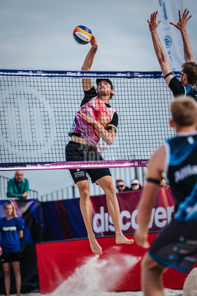 Beachvolleyball | Männer | German Beach Tour 2024 | Tourstop Bremen | 09.06.2024 | Paul Henning beim Angriff