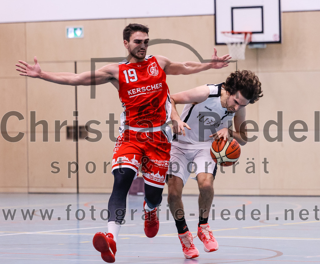 2022-12-03_109_TSV_Vaterstetten_gegen_TG_Landshut | Vaterstetten, Deutschland, 03.12.2022:
Basketball, Bayernliga Herren Südost 2022 / 2023, 7. Spieltag, TSV Vaterstetten gegen TG Landshut, Endergebnis: 71:78

 (TG Landshut, #19), Luca Maurice Kohll (TSV Vaterstetten, #7)

Foto: Christian Riedel / fotografie-riedel.net