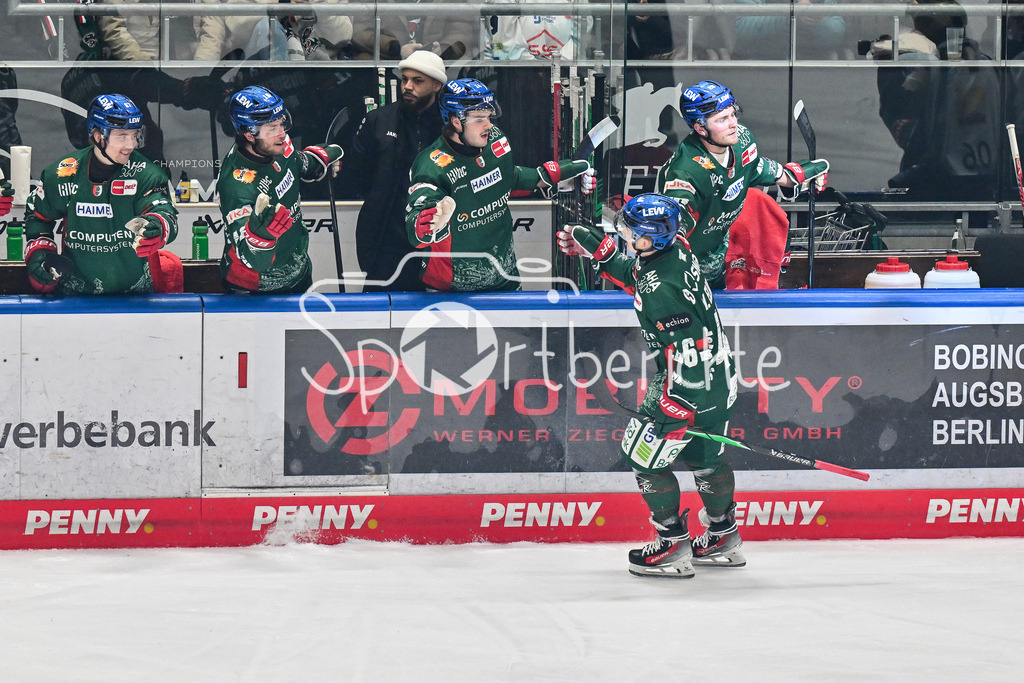 Augsburger Panther - Dresdner Eislöwen | AUGSBURG, GERMANY - 04. DECEMBER: Jubel der Panther nach dem Treffer zum 1-0 durch Moritz ELIAS (Augsburger Panther 46) / Tor / Torschuetze / Freude / Happy / während dem Match zwischen den Augsburger Panthern und den Dresdner Eislöwen am 25 Spieltag der PENNY DEL im Curt Frenzel Stadion