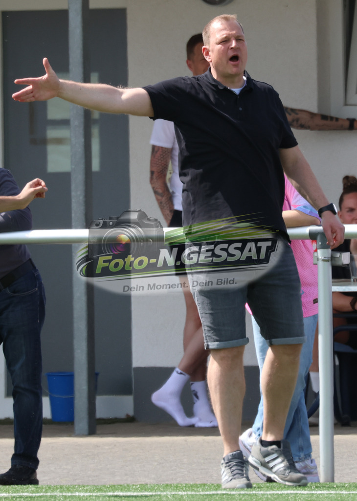 SC Enger - TuS Bruchmühlen | Auf dem Bild zu sehen: SC Enger Trainer: Marco Priebe SC Enger, TuS Bruchmühlen, Saison 25/26, Kreisliga A, Enger, Deutschland - Realisiert mit Pictrs.com