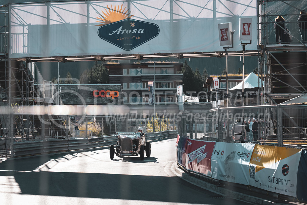 21. Arosa ClassicCar 2025 - 6. =September= 2025 | Markus Humbel aus Zürich (SUI) in einem Ford Model B Roadster aus dem Jahre 1932 mit Startnummer 243 am Arosa ClassicCar 2025 in der Kategorie Classic Trophy..@arosaclassiccar, @arosa.official, #arosaclassiccar, #arosa, #76curves, #classiccarBild: Sportfotografie Markus Aeschimann | www.markus-aeschimann.ch - Realisiert mit Pictrs.com