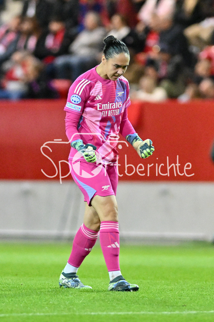 FC Bayern München Frauen - Arsenal London Frauen | im bild der Jubel nach dem Treffer zum 0-1 von Manuela ZINSBERGER (Arsenal London Frauen #1) / Freisteller / einzelfoto / UEFA Womens Champions League: FC Bayern München Frauen - Arsenal London Frauen, FC Bayern Campus am 09.10.2024