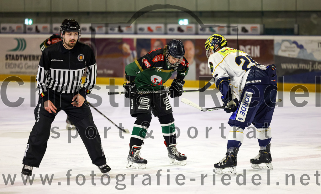 2022-11-26_102_TSV_Erding_gegen_ESC_Geretsried | Erding, Deutschland, 26.11.2022:
Eishockey, Bayernliga U20 2022 / 2023, xx. Spieltag, TSV Erding gegen ESC Geretsried, Endergebnis: 5:3

Marek Schlammer (Erding Gladiators, #4), Luis Huber (ESC Geretsried, #20)

Foto: Christian Riedel / fotografie-riedel.net