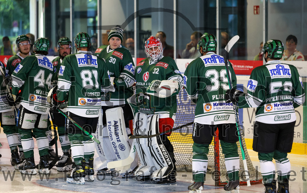 2023-09-10_019_TSV_Erding_gegen_EHC_Klostersee | Erding, Deutschland, 10.09.2023:
Eishockey, Bayernliga 2023 / 2024, Testspiel, TSV Erding gegen EHC Klostersee, Endergebnis: 10:1

Paul Wallek (Erding Gladiators, #44), Maximilian Forster (Erding Gladiators, #81), Torwart Patrick Mayer (Erding Gladiators, #30), Torwart Dimitri Pätzold (Erding Gladiators, #32), Thomas Plihal (Erding Gladiators, #39), Paul Pfenninger (Erding Gladiators, #58)

Foto: Christian Riedel / fotografie-riedel.net