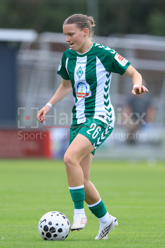 Fussball, Testspiel Frauen, FC Twente Enschede - SV Werder Bremen | Sarah Ernst (SV Werder Bremen, 26) am Ball, Freisteller, Einzelbild, Ganzkörper, Aktion, Action, Spielszene