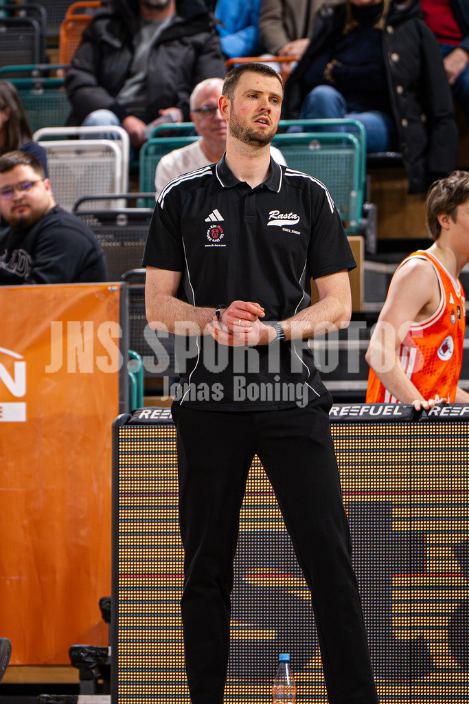 Basketball I Herren I Saison 2025-2026 I ProB Nord I 21. Spieltag I Rasta Vechta II - Iserlohn Kangaroos I 3271 | Harm-Ubbo Horst (Head Coach, RASTA Vechta II) - Realisiert mit Pictrs.com