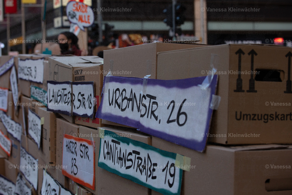 201120 StopHeimstaden MindSpace-16 | Mit Musik und einer "Wall of shame" aus Umzugskartons fordern Mieter*innen der von Heimstaden gekauften Häuser am 20.11.2020 vorm Büro des Schwedischen Immobilien-Investors die Ausübung des städtischen Vorkaufsrechts. - Realisiert mit Pictrs.com