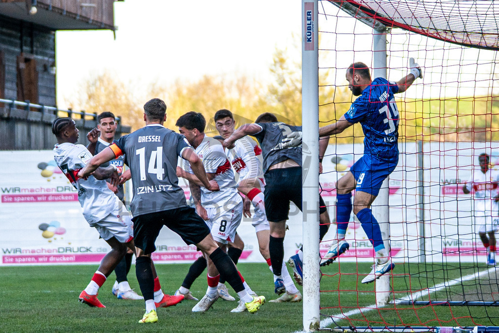 VfB Stuttgart II vs. SSV Ulm 1846 Fussball, Fussball, 3. Liga, 32. Spieltag, 08.04.2026 | Chaos im Strafraum nach Kopfball von Tim Koehler (VfB Stuttgart II, #13),VfB Stuttgart II vs. SSV Ulm 1846 Fussball, Fussball, 3. Liga, 32. Spieltag, 08.04.2026DFB regulations prohibit any use of photographs as image sequences and/or quasi-video