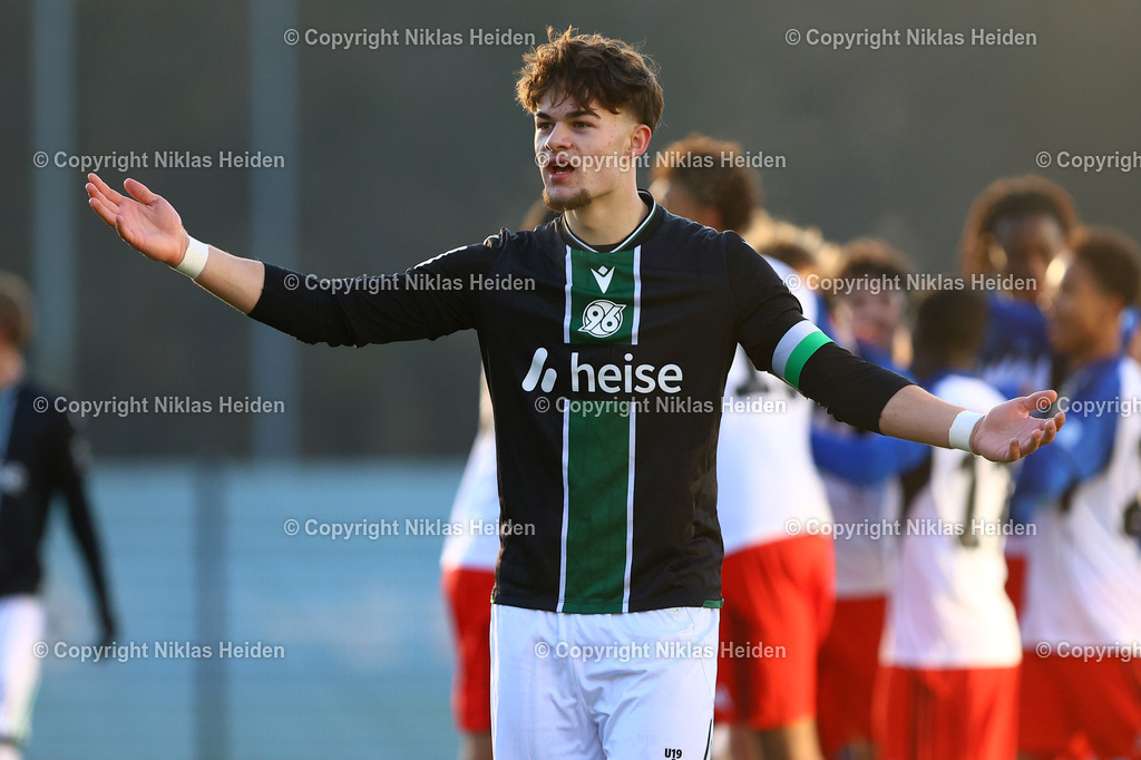 NH_HamburgerSVU19_Hannover96U19_DFBNachwuchsliga_22112025 | #4 Pepe Lorenz (Hannover 96 U19)Fußball I Junioren I U19 DFB-Nachwuchsliga Vorrunde Gruppe A I Saison 2025-2026 I 12. Spieltag I Hamburger SV U19 - Hannover 96 U19 I 22.11.2025 I Trainingsplatz Volksparkstadion