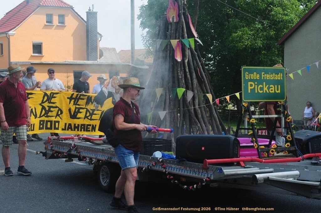 Geißmannsdorf-2026-Festumzug-195 | Festumzug in Geißmannsdorf bei Bischofswerda im Juni 2026. Fotografische Eindrücke und Momentaufnahmen vom Festumzug anläßlich des 800-jährigen Bestehens von Geißmannsdorf - mit Teilnehmern und Gästen, Strohpuppen und geschmückten Vorgärten und Grundstücken - Realisiert mit Pictrs.com