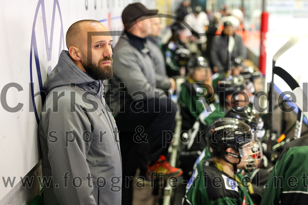2022-11-06_041_TSV_Erding_gegen_EHC_Koenigsbrunn | Erding, Deutschland, 06.11.2022:
Eishockey, Bayernliga 2022 / 2023, 11. Spieltag, TSV Erding gegen EHC Königsbrunn, Endergebnis: 1:7

Teamchef Felix Schütz (Erding Gladiators)

Foto: Christian Riedel / fotografie-riedel.net