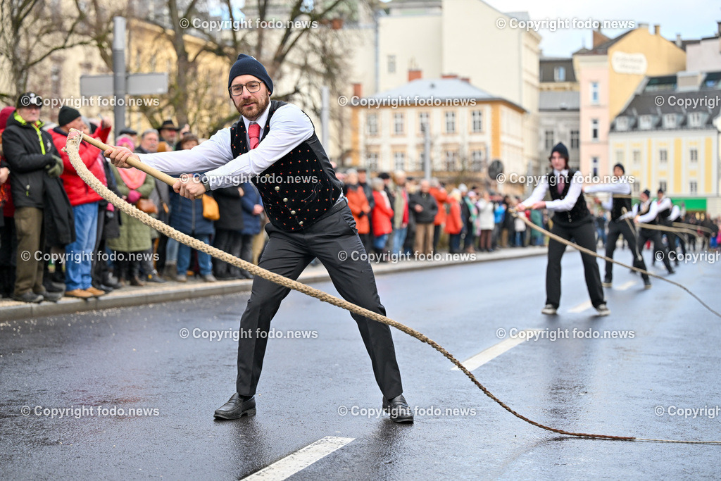 Neujahrschnalzen_ Aperschnalzen 2024_ 01.01.2024-45 | 01.01.2024, Promenade Linz, AUT, Landhaus im Bild Neujahrschnalzen 2024, Turmblaeser, Prangerschuetzen, Tradition, Brauchtum, Blasmusik, Peitschen, Trachtenverein Altstaedter Bauerngmoa, Promenade, Landhaus, Turm, Linz