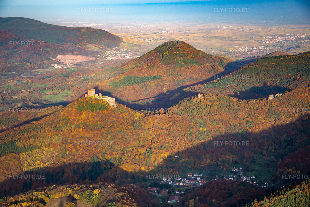 Luftbild: Burg Trifels im Ortsteil Bindersbach in Annweiler im Bundesland Rheinland-Pfalz in Deutschland. Foto: IMG_076396.jpg vom 09.11.2014 durch Werner Riehm/FLY-FOTO.de