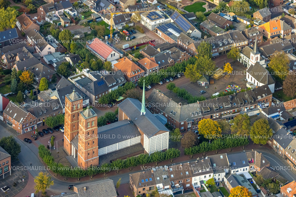 Uedem241014166 | Luftbild, römisch-katholische Pfarrkirche St. Laurentius, Marktplatz und evang. Kirche, Uedem, Niederrhein, Nordrhein-Westfalen, Deutschland