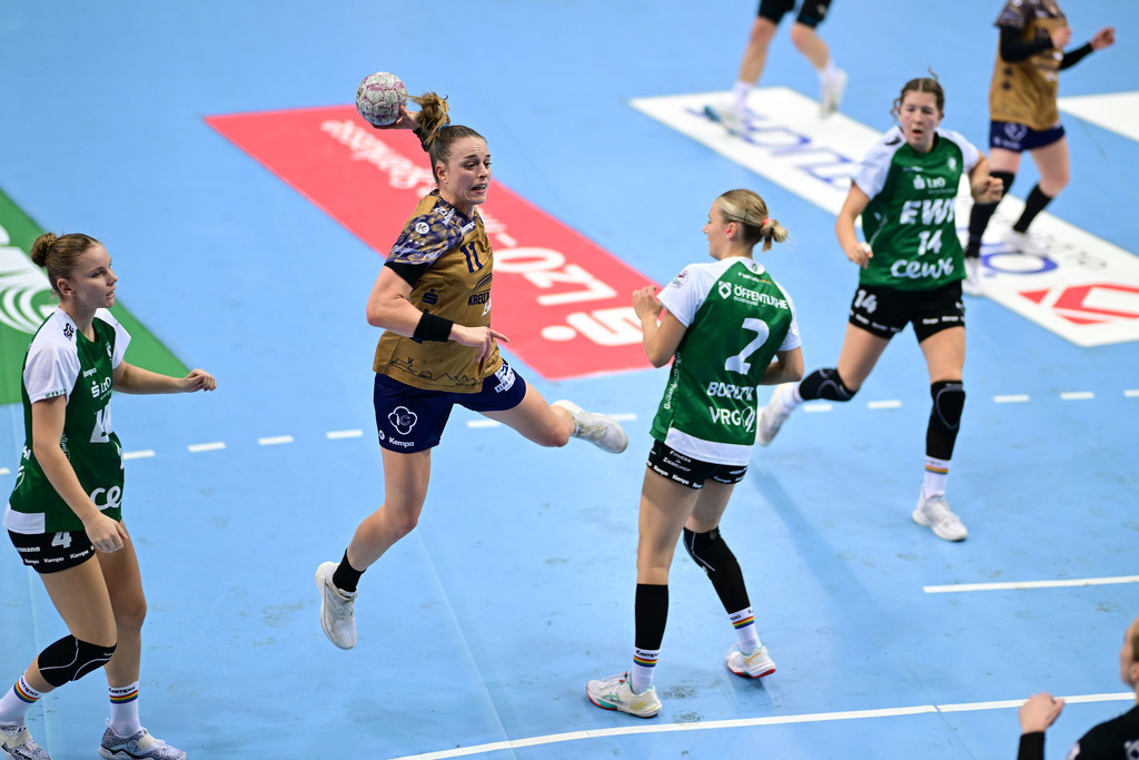 Handball I Frauen I Saison 2025-2026 I 1. HBF I 5. Spieltag I VfL Oldenburg - Buxtehuder SV | Isabelle Dölle (11, Buxtehuder Sportverein) Lisa Borutta (2, VfL Oldenburg) - Realisiert mit Pictrs.com