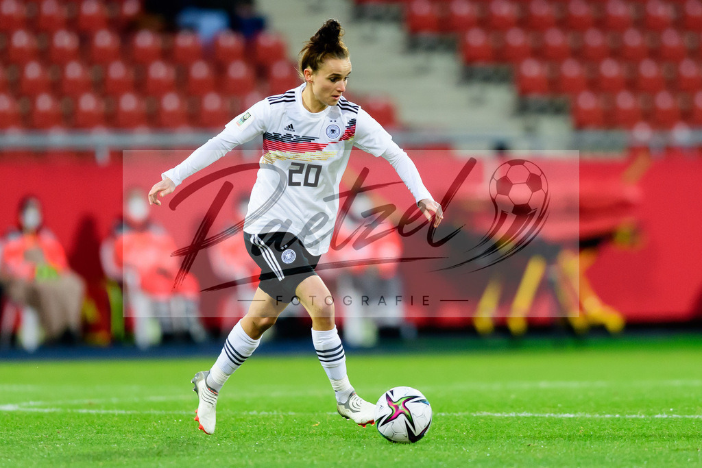 GERTUR20211126_104 | Fussball, Frauen: Lina Magull (Germany) in Aktion, am Ball, Einzelaktion bei dem Spiel der WM-Qualifikation zwischen Deutschland und Tuerkei im Eintracht-Stadion am 26.11.2021 in Braunschweig, Deutschland. - Realisiert mit Pictrs.com