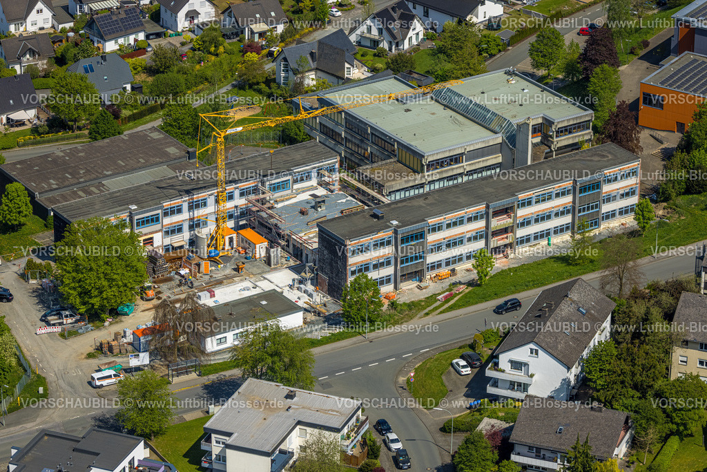 Meschede240505943 | Luftbild, Baustelle mit Baukran an der St. Walburga Hauptschule, Meschede-Stadt, Meschede, Sauerland, Nordrhein-Westfalen, Deutschland
