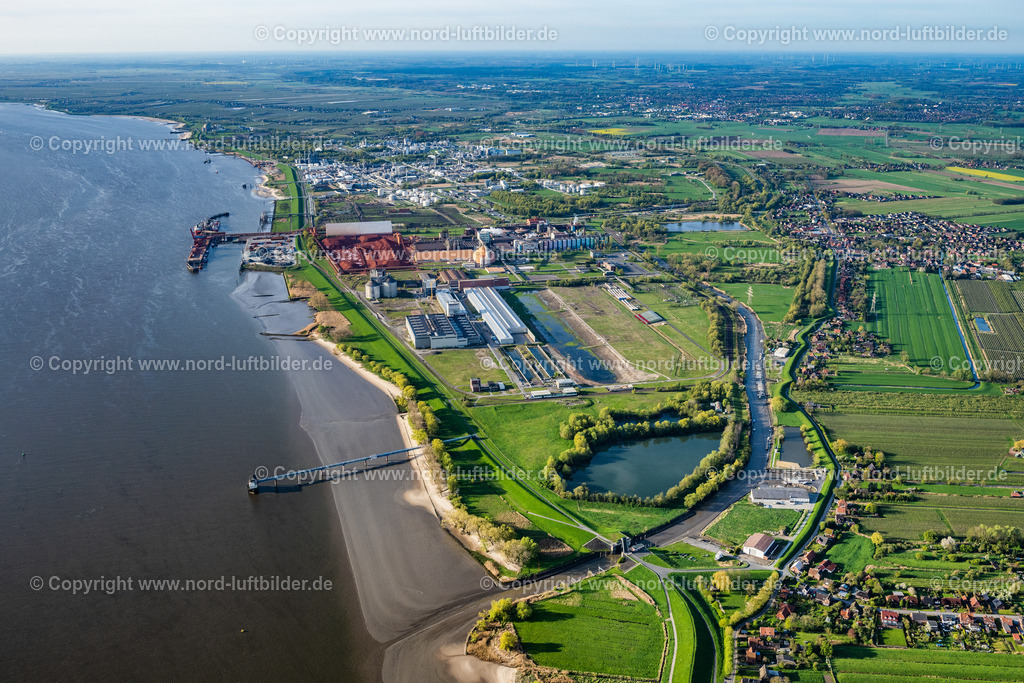 Stader_Seehafen_Bützfleth_AOS_Dow_Olin_ELS_4293010523 | STADE 01.05.2023 Baustellen zum Ausbau der Wasserbrücke mit Leitungssystemen des LNG Erdgas und Flüssiggas- Terminal und Entladekai und AOS Raffinerie- Werksgelände an der Straße Am Seehafen im Ortsteil Bützfleth in Stade im Bundesland Niedersachsen, Deutschland. Weiterführende Informationen bei: AOS Aluminium Oxid Stade GmbH,  Dow Deutschland Anlagengesellschaft mbH,  Hafenbetriebs GmbH & Co. KG,  Hanseatic Energy Hub GmbH. // Construction site of Water bridge with line systems of the LNG natural gas and liquid gas terminal and unloading quay and AOS Raffinerie- Werksgelaende on street Am Seehafen in the district Buetzfleth in Stade in the state Lower Saxony, Germany. Further information at: AOS Aluminium Oxid Stade GmbH,  Dow Deutschland Anlagengesellschaft mbH,  Hafenbetriebs GmbH & Co. KG,  Hanseatic Energy Hub GmbH. Foto: Martin Elsen