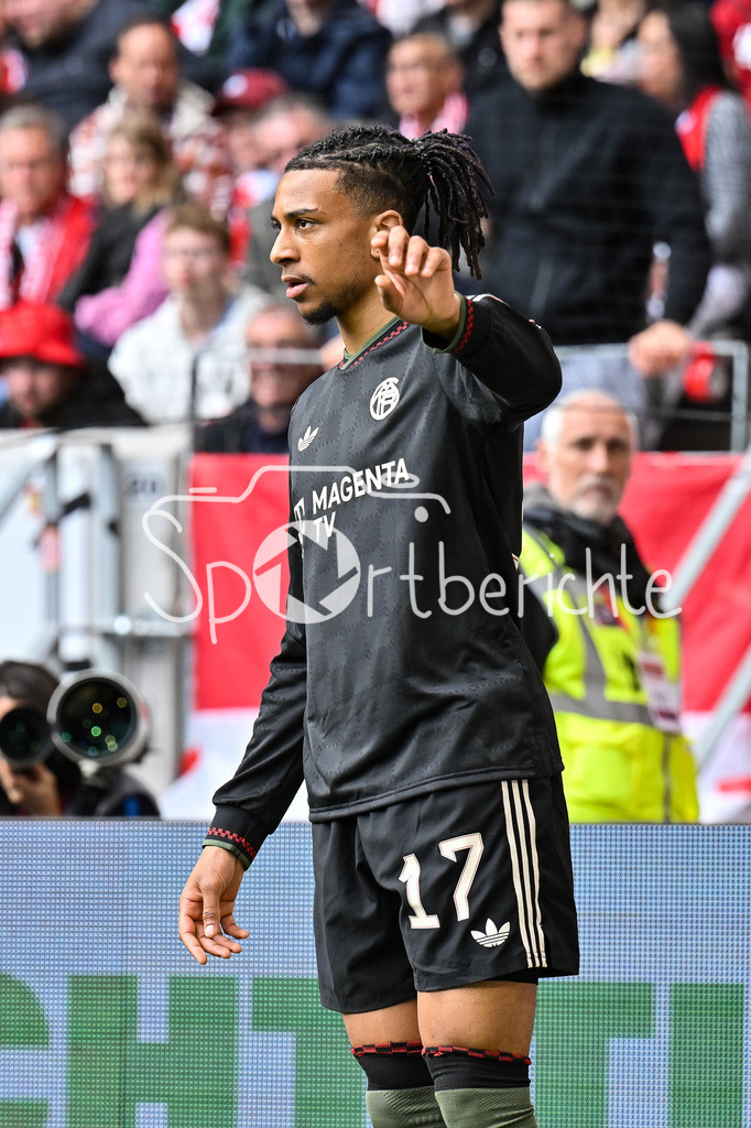 SC Freiburg - FC Bayern München | FREIBURG, GERMANY - 04. APRIL: im Bild Michael OLISE (FC Bayern Munich 17) bei einem Eckball / Einzelfoto / Freisteller während dem Bundesligamatch zwischen dem SC Freiburg und dem FC Bayern München am 28. Spieltag im Europa-Park Stadion / DFL REGULATIONS PROHIBIT ANY USE OF PHOTOGRAPHS AS IMAGE SEQUENCES AND/OR QUASI-VIDEO