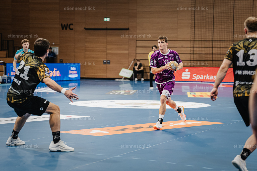 HC Elbflorenz 2006 - TV 05/07 Hüttenberg, 2. Handball-Bundesliga, 6. Spieltag | Im Bild: Torsten Anselm (25, Hüttenberg) beim Angriff04.10.2026, HC Elbflorenz 2006 - TV 05/07 Hüttenberg, 2. Handball-Bundesliga, 6. Spieltag, Deutschland, Dresden, BallsportArena Dresden