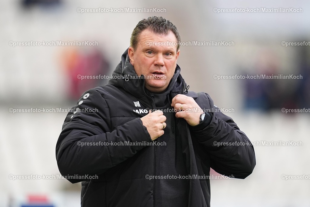 xYDRx20122501001 | 20.12.2025, xydrx, Fußball, 3.Liga, Rot-Weiss Essen - SSV Ulm 1846, Saison 2025 2026, Stadion an der Hafenstraße: Uwe Koschinat (Cheftrainer Rot-Weiss Essen)  DFB regulations prohibit any use of photographs as image sequences and or quasi-video.Photo: xYannisxDreimannxPressefotoKochx