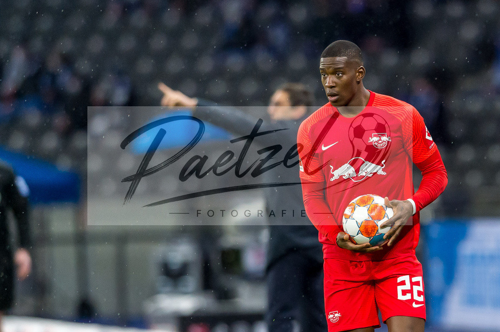 BSCRBL20220220_128 | Fussball, Herren: Nordi Mukiele (RB Leipzig) schaut bei dem Spiel der 1. Bundesliga zwischen Hertha BSC und RB Leipzig im Olypiastadion am 20.02.2022 in Berlin, Deutschland.DFB / DFL REGULATIONS PROHIBIT ANY USE OF PHOTOGRAPHS AS IMAGE SEQUENCES AND/OR QUASI-VIDEO. - Realisiert mit Pictrs.com