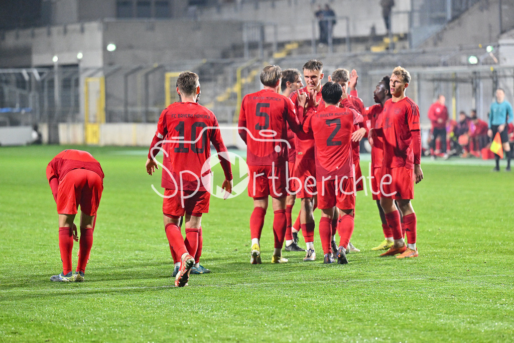 FC Bayern Amateure - SpVgg Greuther Fürth II | Jubel nach dem Treffer zum 4-0 druch Michael SCOTT (FC Bayern München II #19) / Freude / happy / Tor / torschuezte / Regionalliga Bayern: FC Bayern Muenchen II - SpVgg Greuther Fuerth II, Gruenwalder Stadion am am 29.10.2024