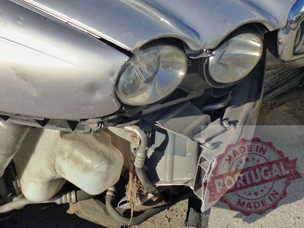 Silver Jaguar X-Type car wreck after accident crash | Silver Jaguar X-Type car bumper and headlights damaged after a collision - Realisiert mit Pictrs.com