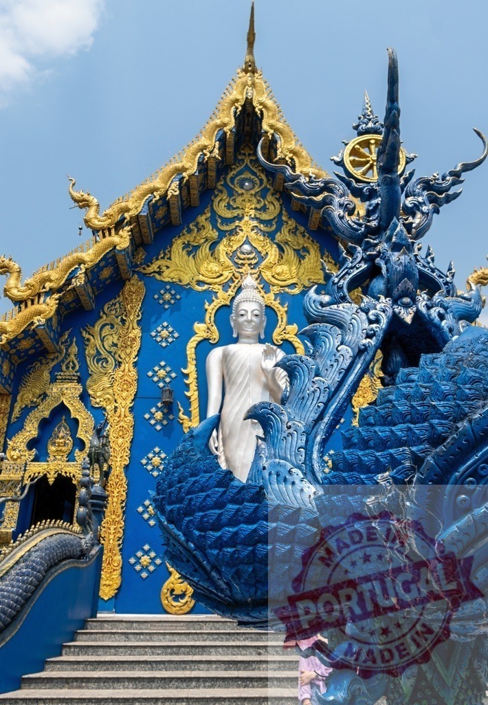 White Buddha statue standing in the Wat Rong Suea Ten, the Blue Temple of Chiang Rai, Thailand | White Buddha statue standing out against the intricate blue and gold details of Wat Rong Suea Ten, also known as the Blue Temple, in Chiang Rai, Thailand - Realisiert mit Pictrs.com