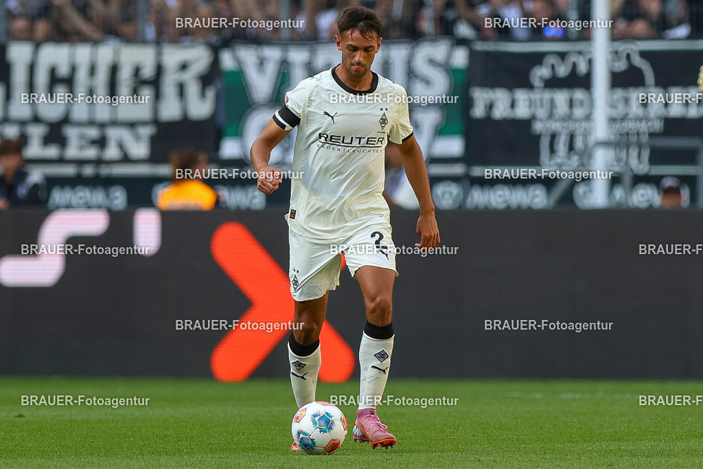 Borussia Mönchengladbach vs Hamburger SV - Bundesliga  | Mönchengladbach, Deutschland, 24.08.25:   Fabio Chiarodia (Borussia Mönchengladbach) in Aktion am Ball, Einzelaktion waehrend des Spiels der Bundesliga zwischen Borussia Mönchengladbach vs Hamburger SV im Stadion im Borussia Park(Foto von Brauer-Fotoagentur / Adrian Schlueter)