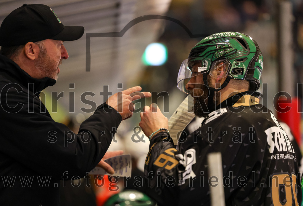 2024-03-01_110_TSV_Erding_gegen_ERSC_Amberg | Erding, Deutschland, 01.03.2024:
Eishockey, Bayernliga Playoffs 2023 / 2024, 5. Spieltag, TSV Erding gegen ERSC Amberg, Endergebnis: 9:0

Teamchef Thomas Daffner (Erding Gladiators), Michael Trox (Erding Gladiators, #86)

Foto: Christian Riedel / fotografie-riedel.net