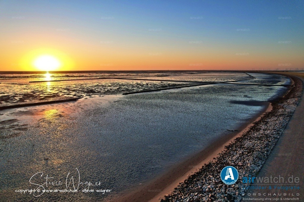 Nordsee, Nordfriesland, Beltringharderkoog, Luettmoorsee, Holmer Siel, Landgewinnung, Küstenschutz | Landgewinnung & Küstenschutz in Nordfriesland - Heute ist Nordstrand eine Halbinsel mit einer Fläche von etwa 45 km², die durch die Landgewinnung und die Küstenschutzmaßnahmen stabilisiert wurde. Die Region wird weiterhin durch die Nordsee und die Wattlandschaft geprägt und bietet eine einzigartige Kombination aus Natur, Geschichte und Kultur.