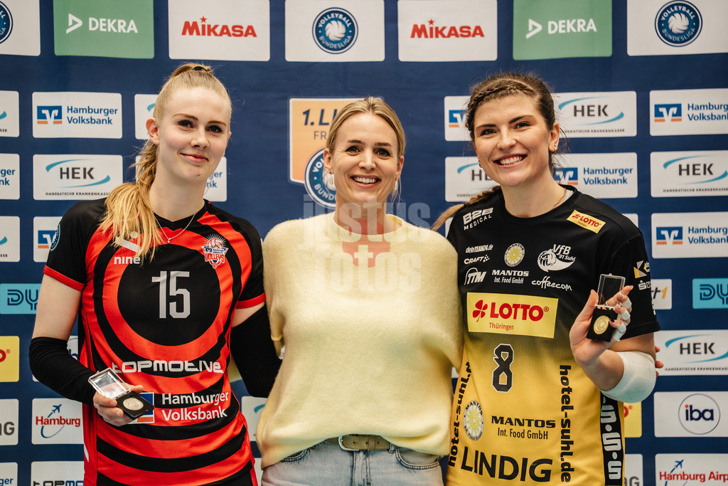 Volleyball | Frauen | Saison 2025/2026 | Volleyball Bundesliga | ETV Hamburger Volksbank Volleys vs. VfB Suhl LOTTO Thüringen | 07.03.2026 | Die MVPs des Spiels, v.l. Alexa Sophie Thaden (#15, ETV Hamburger Volksbank Volleys), Kim Oszvald-Renkema (Geschäftsführerin Volleyball Bundesliga) und Mackenzie Foley (#8, VfB Suhl LOTTO Thüringen)