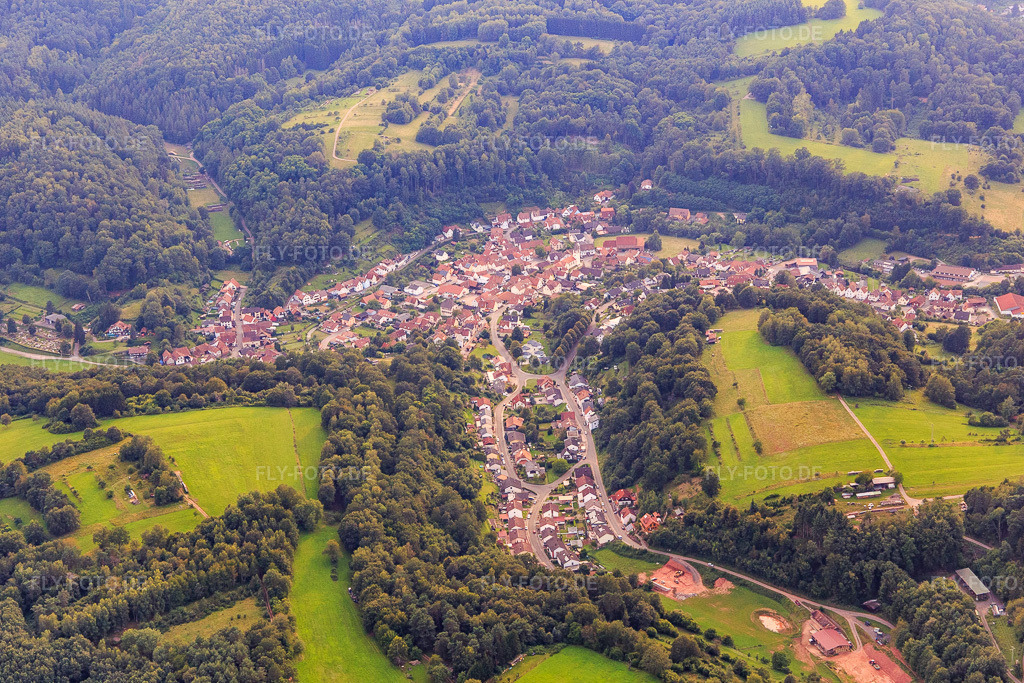 Luftbild: Im Ostring in Bundenthal im Bundesland Rheinland-Pfalz in Deutschland. Foto: IMG_128456.jpg vom 21.08.2021 durch Werner Riehm/FLY-FOTO.de