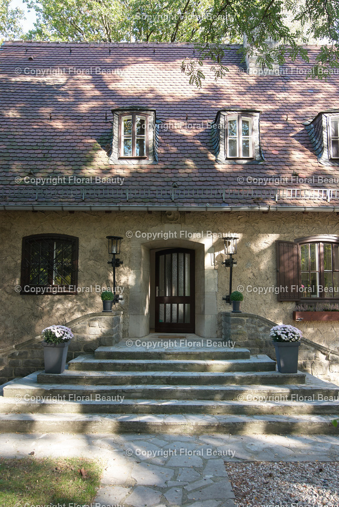 30er Jahre Villa in Berlin | In dem 1939 errichteten Haus in Kleinmachnow befand sich zunächst das Atelier des Architekten Alfred Schild. Alfred Schild selbst wohnte gegenüber des Ateliers in derselben Straße. Nach dem Krieg zog dort die Gemeindebibliothek ein. - Realisiert mit Pictrs.com