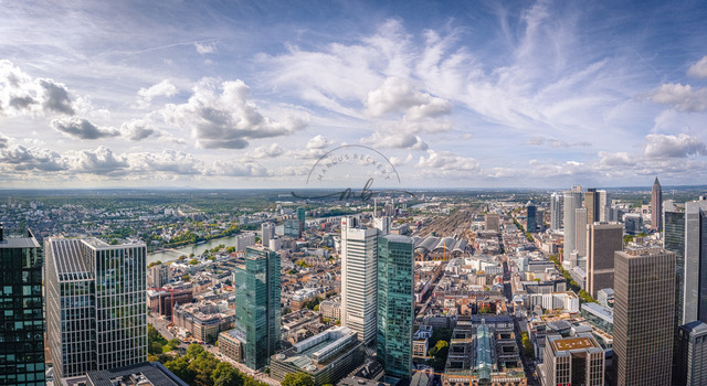 Pano-FFM2 | Ein weites Stadtpanorama mit Wolkenkratzern und einem bewölkten Himmel im Hintergrund, Frankfurt am Main, Hessen, Deutschland - Realisiert mit Pictrs.com