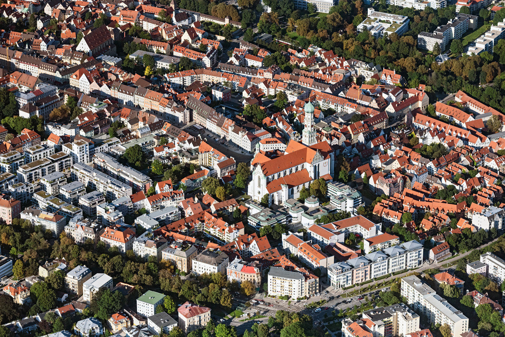 dr__0075875.jpg | AUGSBURG 02.09.2021 Altstadtbereich und Innenstadtzentrum in Augsburg im Bundesland Bayern, Deutschland. // Old Town area and city center in Augsburg in the state Bavaria, Germany. Foto: Daniel Reiter