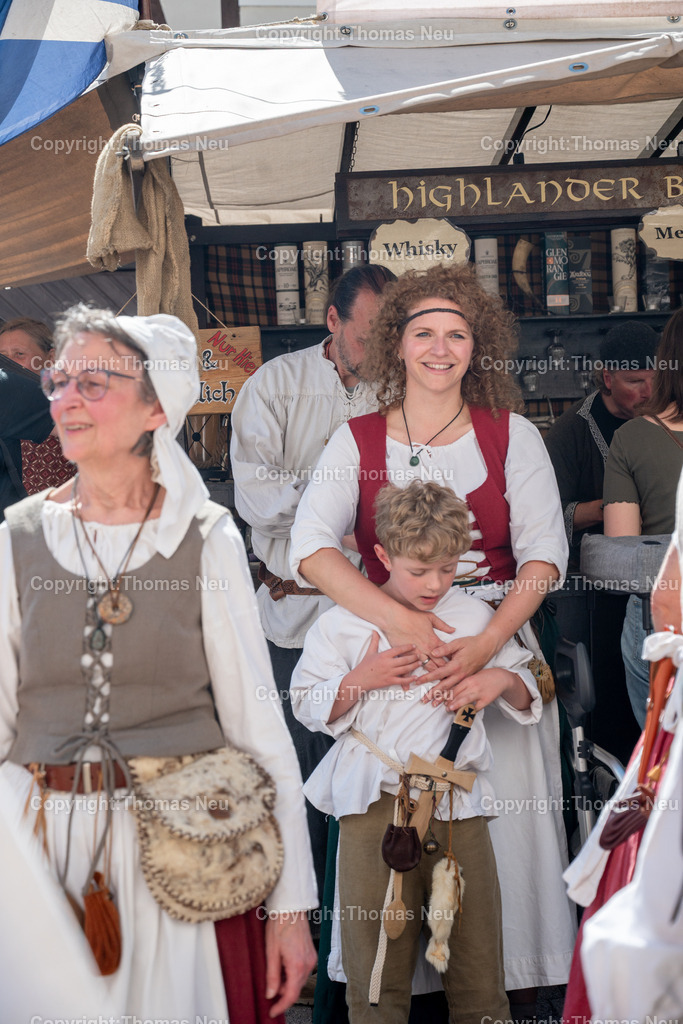Lindenfels-Mittelaltermarkt-fotografie-thomas-neu.jpg3 | bli, Lindenfels, Mittelaltermarkt in der Burgstraße, Kurpark , Rathaushof und Burg, hier der historische Tanzkreis Bensheim im Rathaushof,  ,Bild: THomas Neu