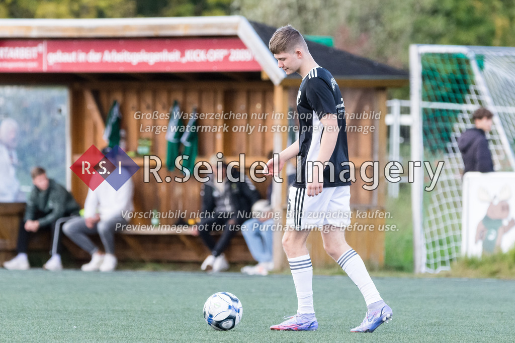 Fußball, Saison 2022/23, Flens-Oberliga, VfB Lübeck II - Heider SV, Lohmühle KR (Lübeck), 16.10.2022, 14. Spieltag | Dennis Jeßat (#15, Heide)